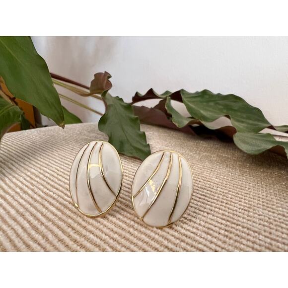 Vintage Mod White & Gold Geometric Earrings, Clip-on Costume Earrings - Picture 3 of 9